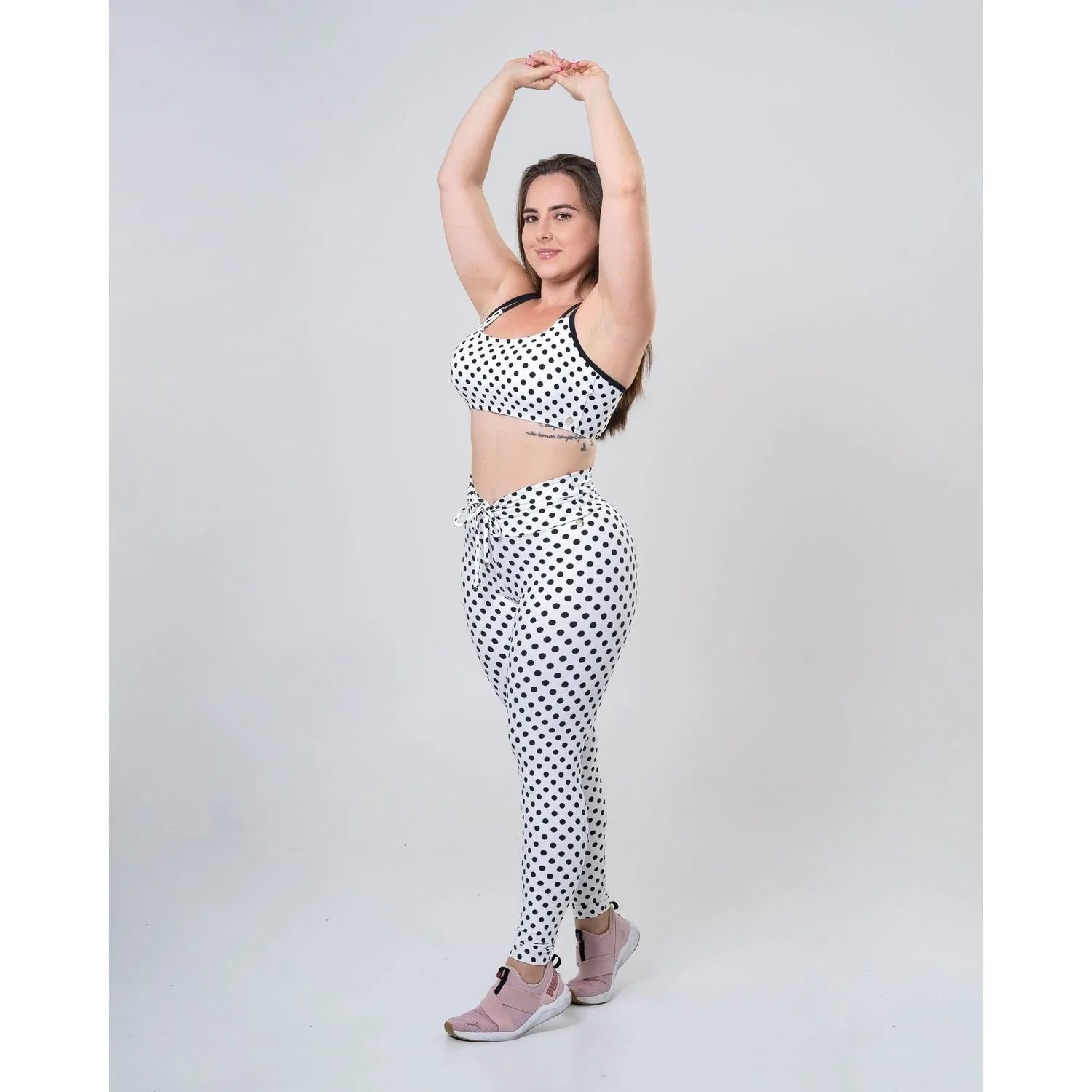 Calça Legging fitness Slim Branca com poá preta empina bumbum - Maré Maria moda fitness