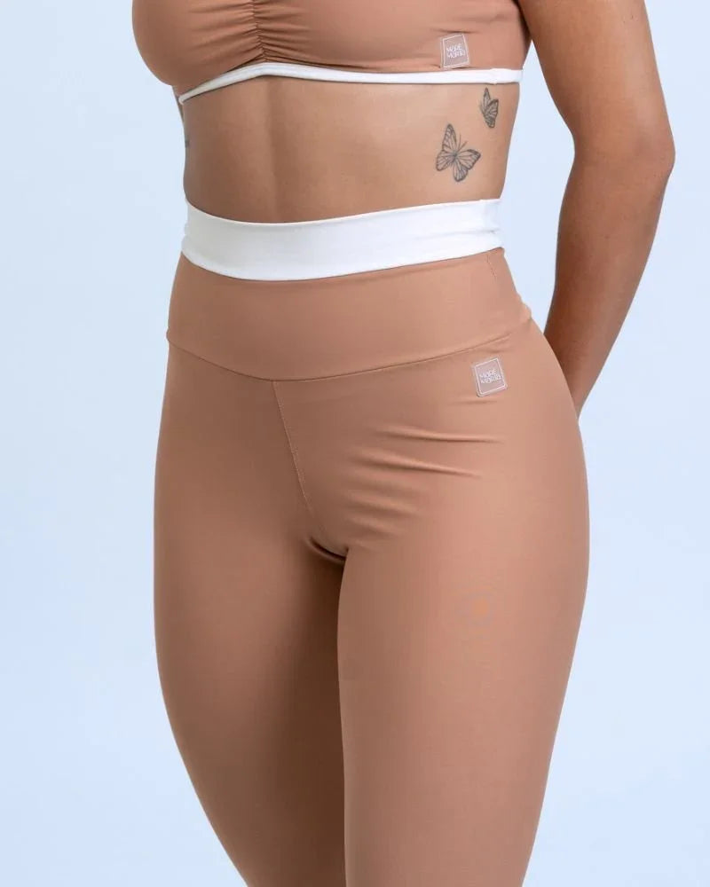 Calça legging fitness Duo Mocha Mousse com Off White empina - Maré Maria moda fitness