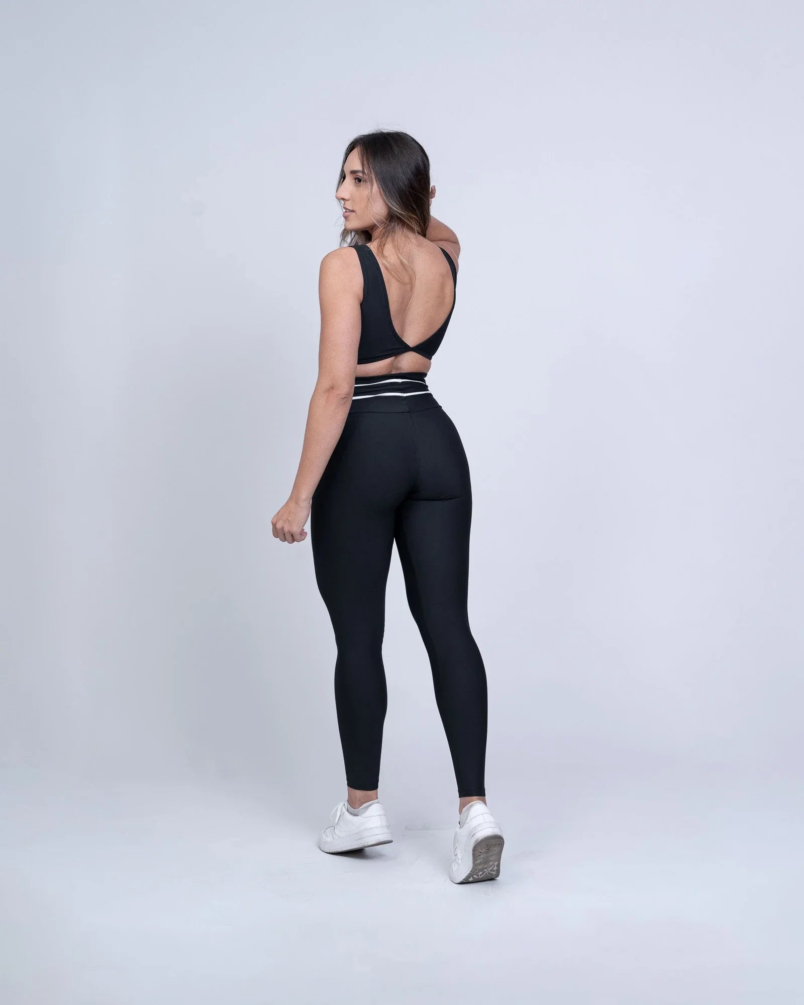 Calça Legging fitness Corrida Preta compressão e Vivo Off S/empina bumbum - Maré Maria moda fitness