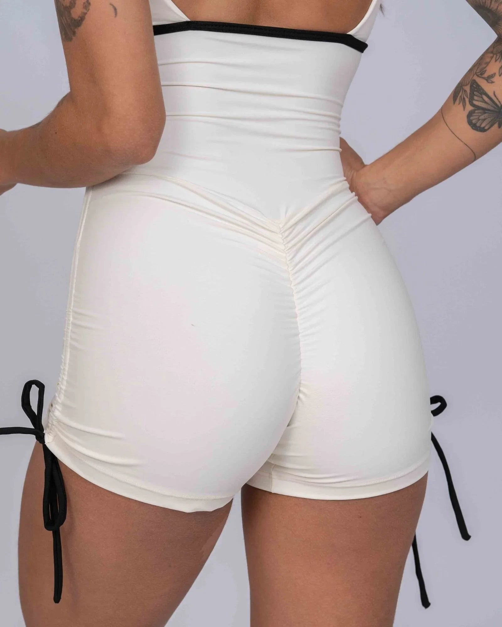 Macaquinho New Pérola Duo Off White com Super Black empina - Maré Maria moda fitness