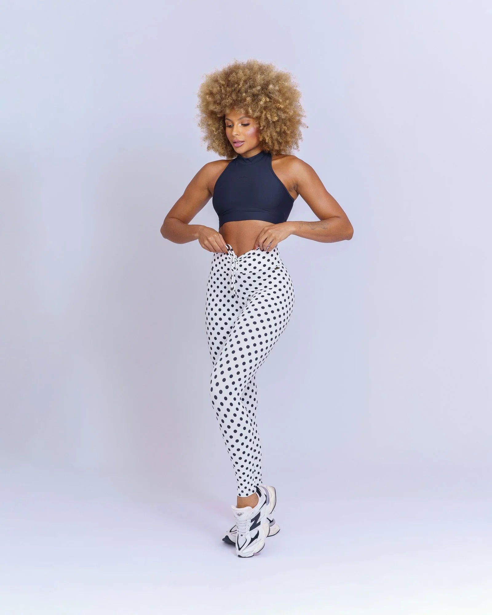 Calça Legging fitness Slim Branca com poá preta empina bumbum - Maré Maria moda fitness