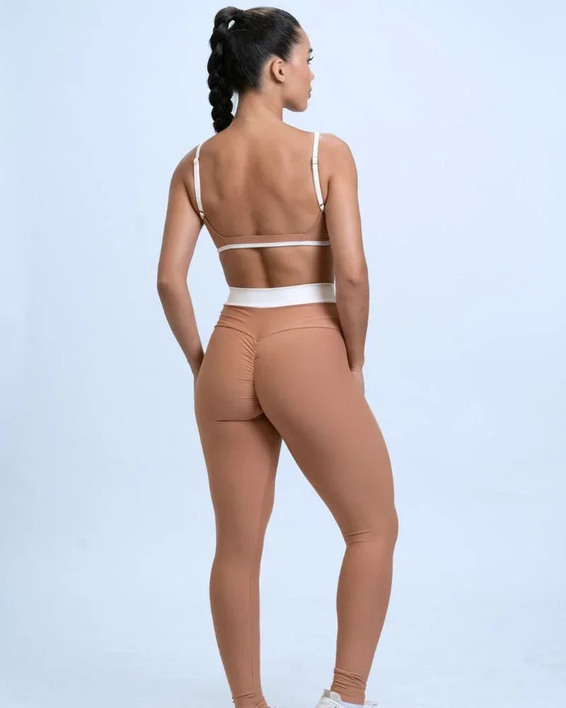 Calça legging fitness Duo Mocha Mousse com Off White empina - Maré Maria moda fitness