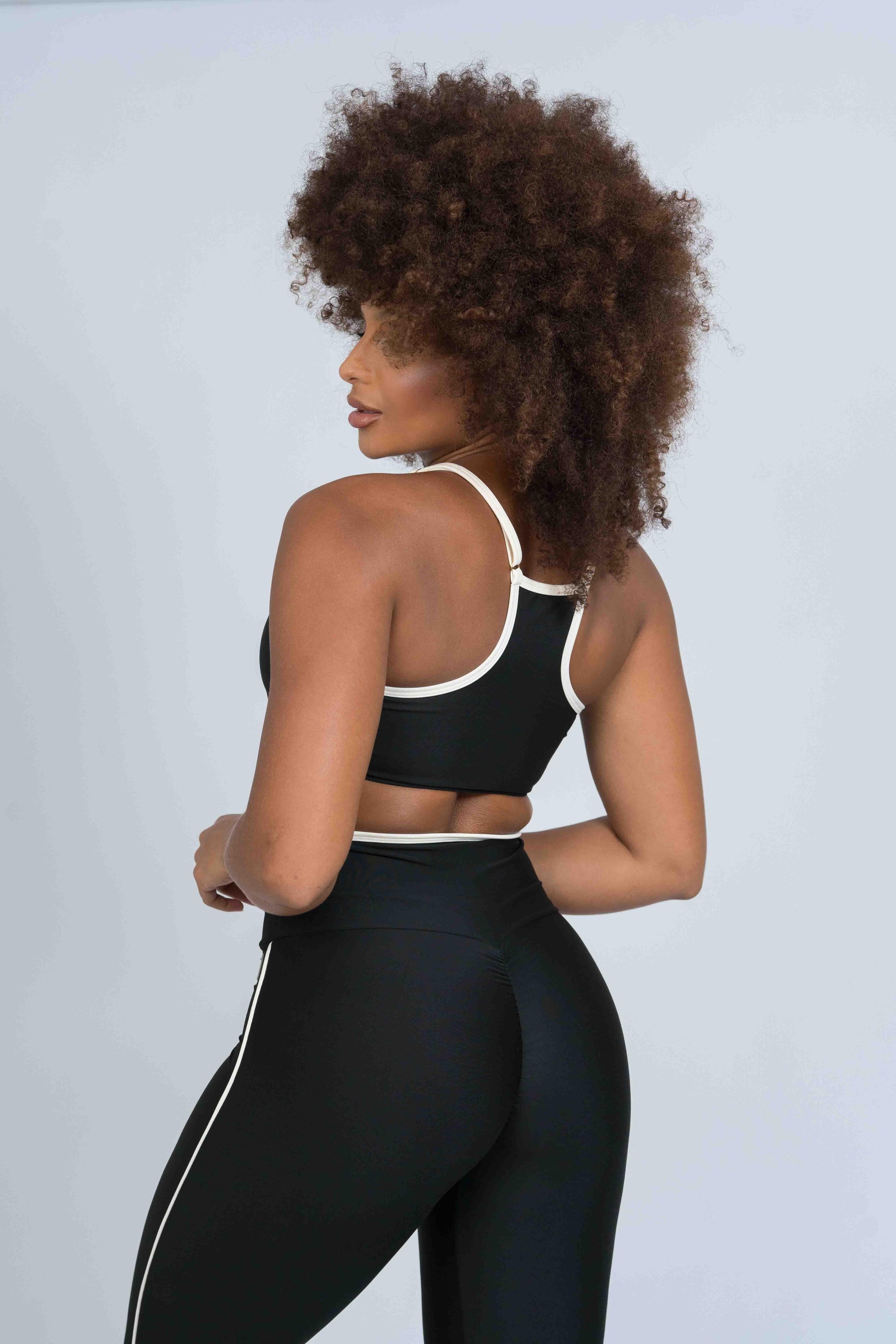 Top Ternura nadador Super Black com Off White - Maré Maria moda fitness