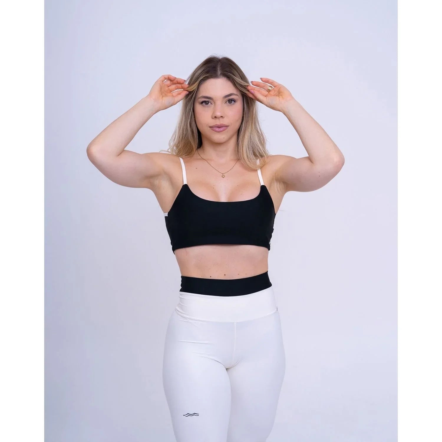 Top fitness Ternura Super Black com alça Off White - Maré Maria moda fitness