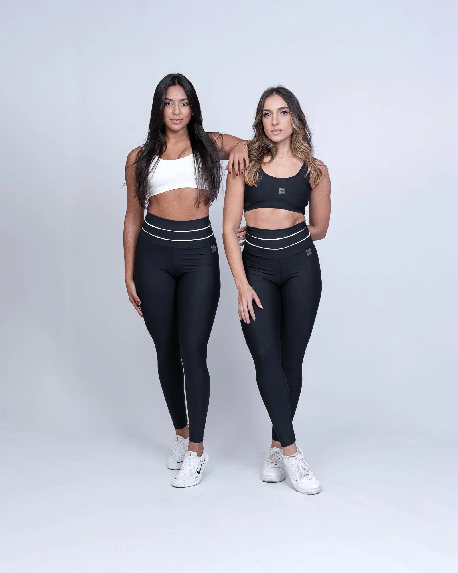 Calça Legging fitness Corrida Preta compressão e Vivo Off S/empina bumbum - Maré Maria moda fitness