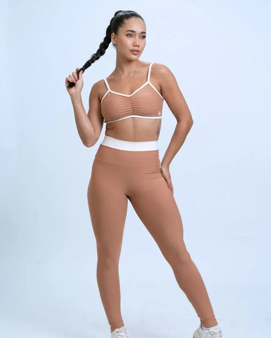 Calça legging fitness Duo Mocha Mousse com Off White empina - Maré Maria moda fitness