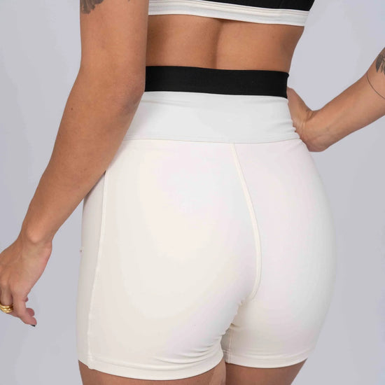 Short Fitness Classic Duo Off White com Super Black compressão sem empina bumbum - Maré Maria moda fitness