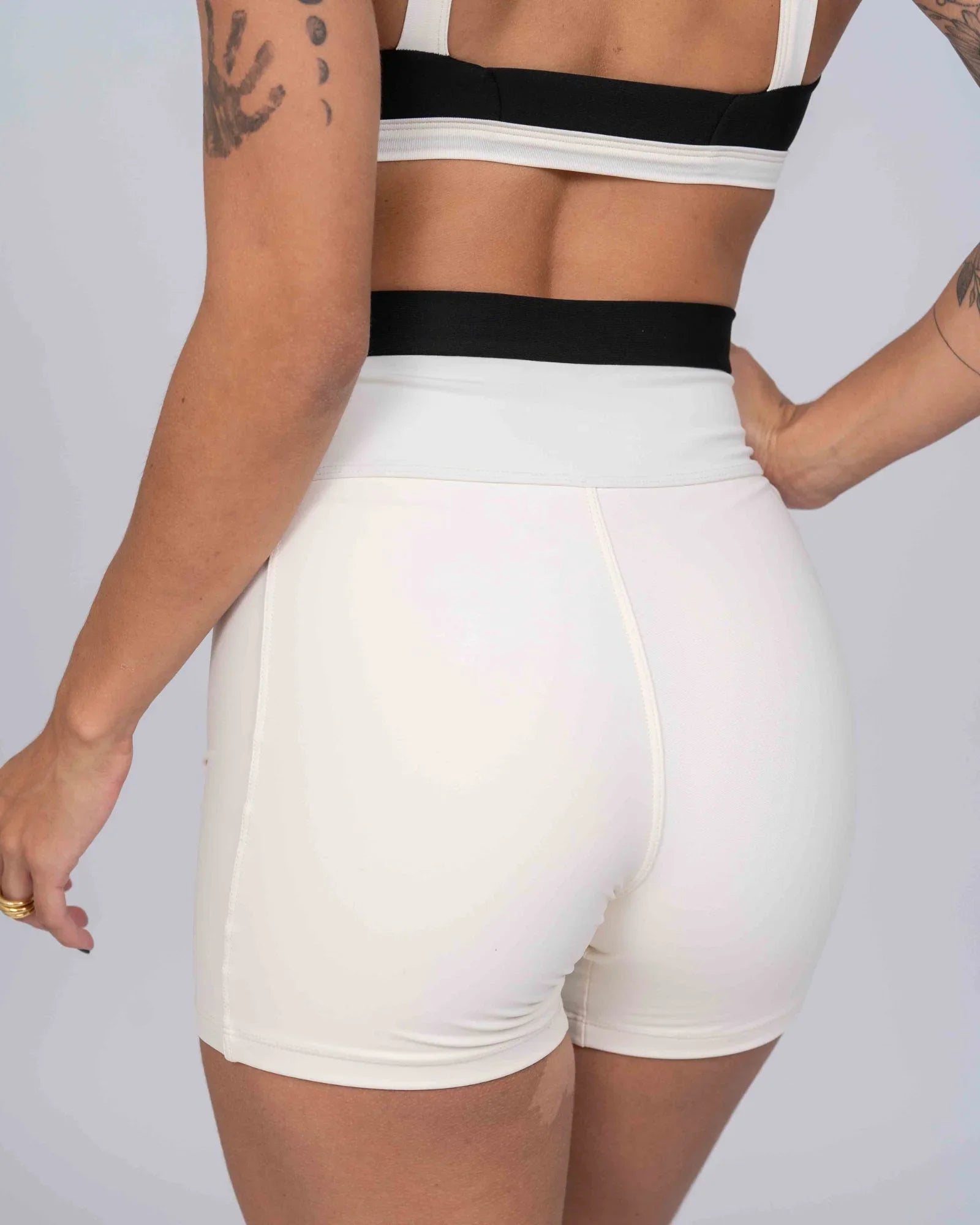 Short Fitness Classic Duo Off White com Super Black compressão sem empina bumbum - Maré Maria moda fitness