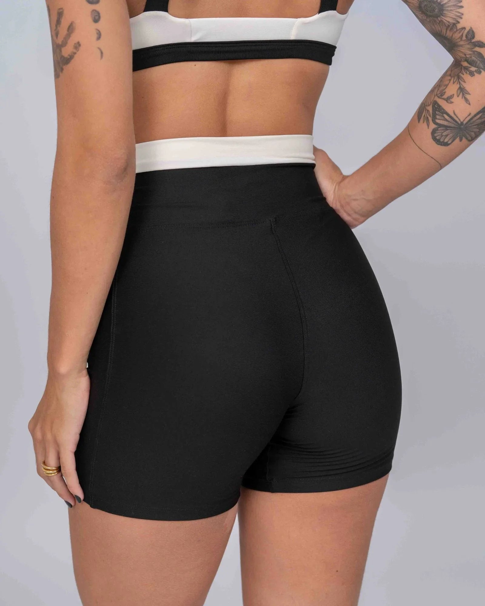 Short Fitness Classic Duo Super Black com Off White com compressão sem empina bumbum - Maré Maria moda fitness