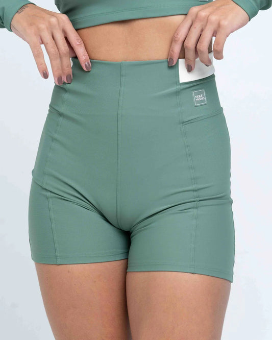 Short Classic Duo Verde Eucalipto com Off White compressão - Maré Maria moda fitness
