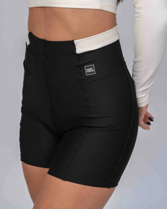 Short Fitness Classic Duo Super Black com Off White com compressão sem empina bumbum - Maré Maria moda fitness