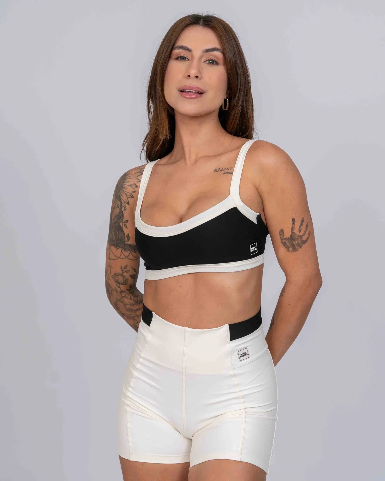 Top Fitness Flow Duo Super Black com Off White - Maré Maria moda fitness