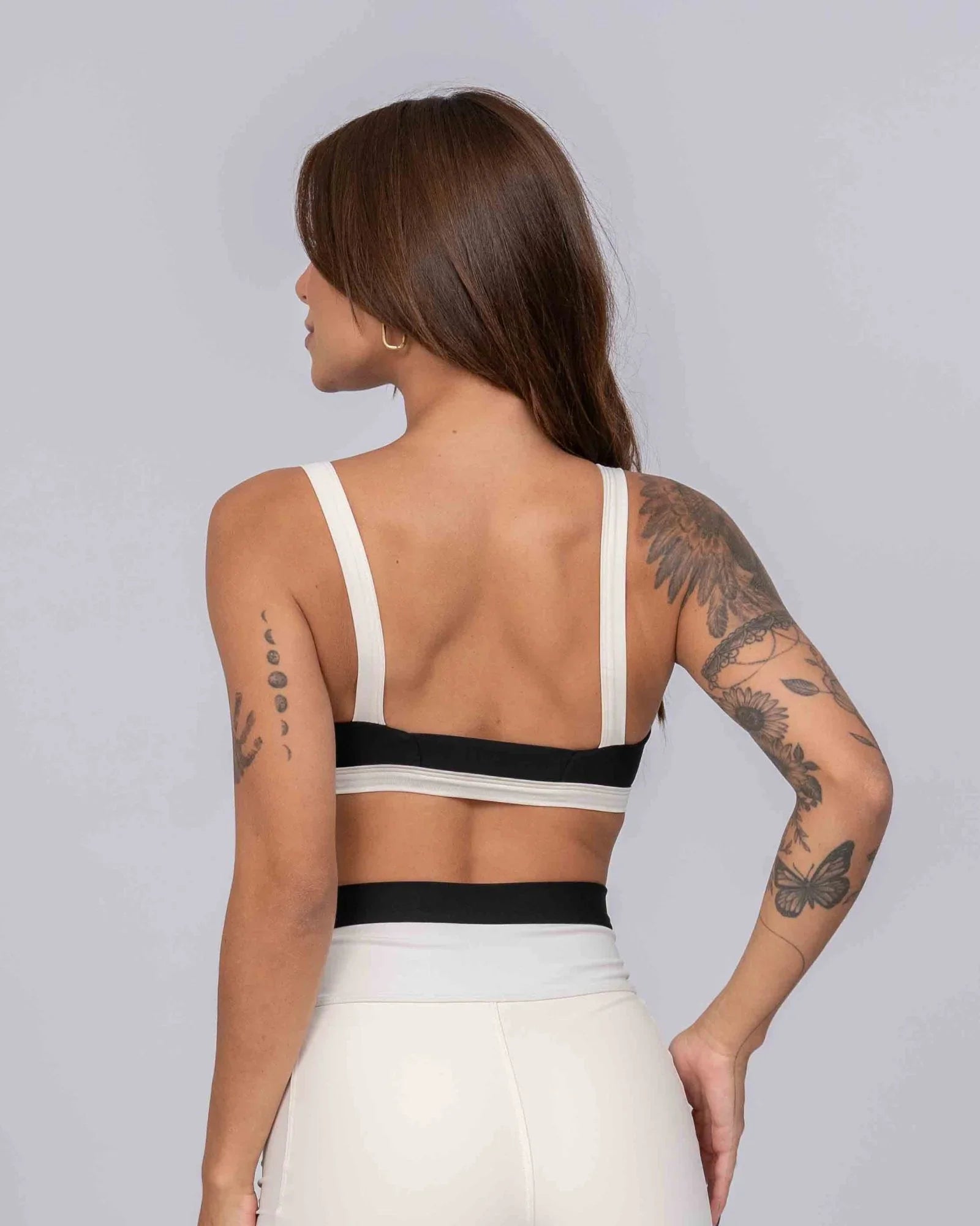 Top Fitness Flow Duo Super Black com Off White - Maré Maria moda fitness