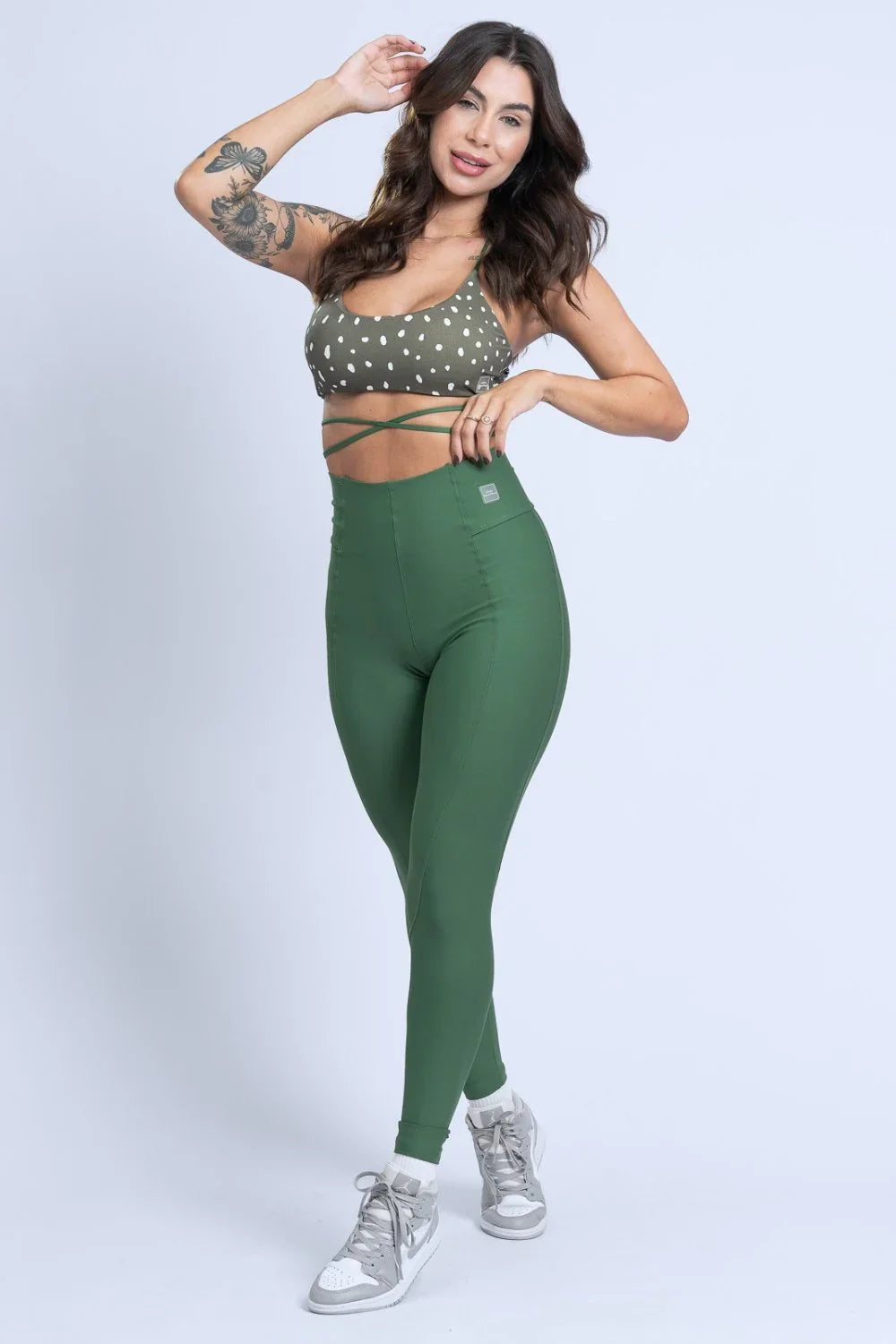 Calça Legging fitness Classic Verde Militar com compressão e sem empina bumbum - Maré Maria moda fitness