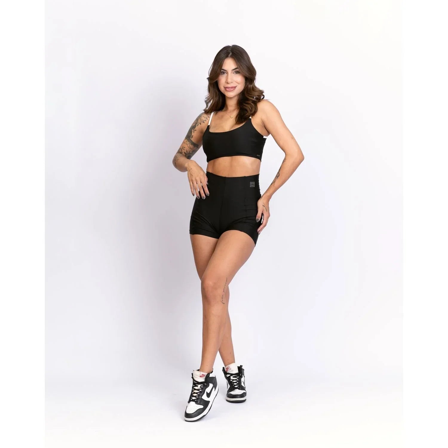 Top fitness Ternura Super Black com alça Off White - Maré Maria moda fitness