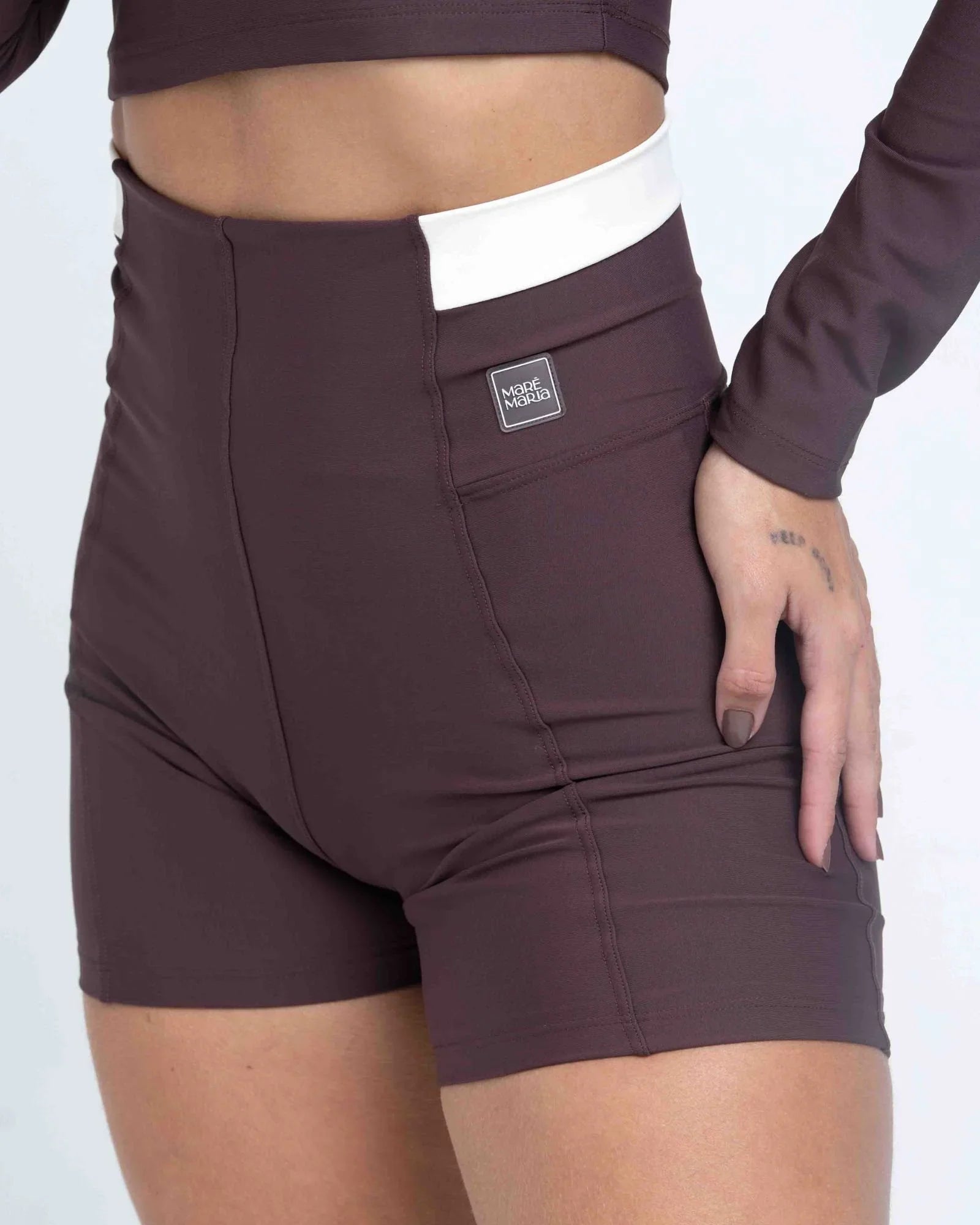 Short Classic Duo Marrom Ébano com Off White compressão sem empina bumbum - Maré Maria moda fitness