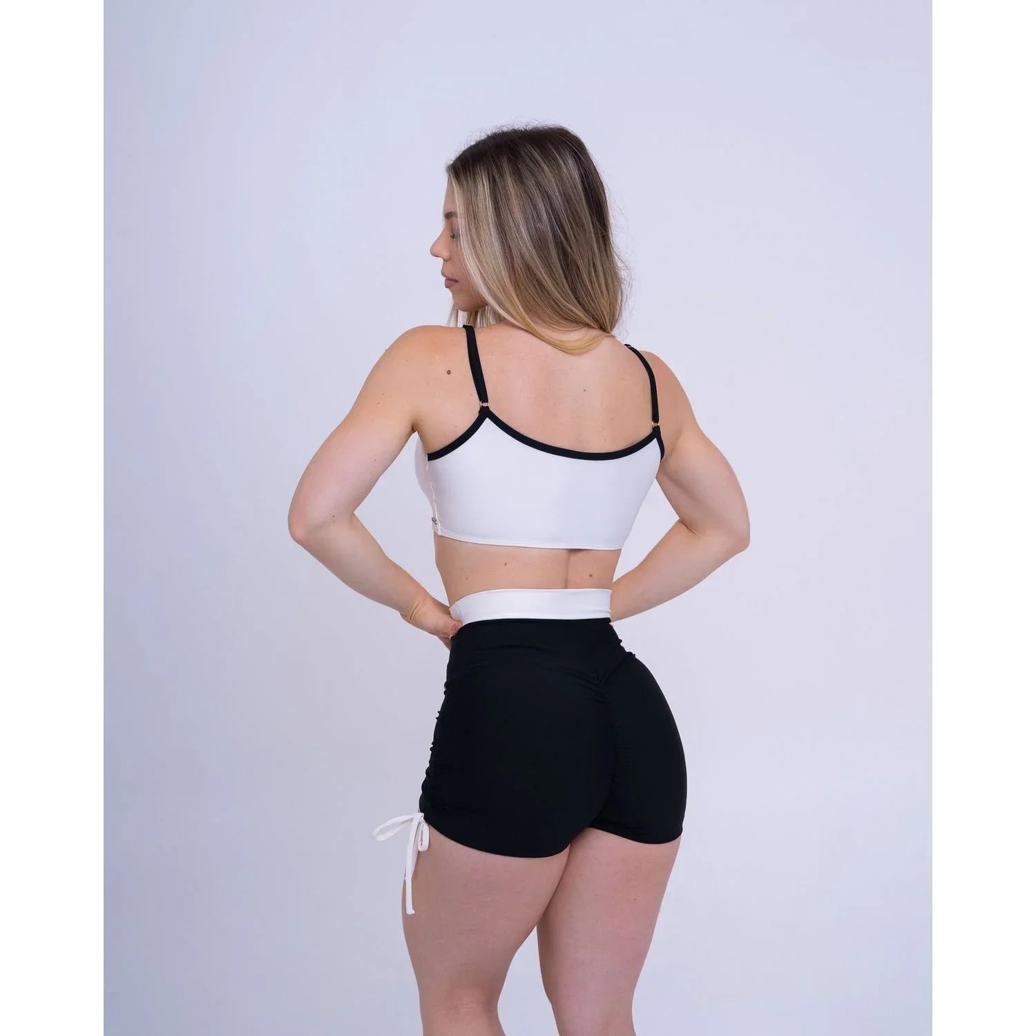 Top fitness Ternura Off White com alça Super Black - Maré Maria moda fitness