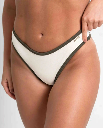 Calcinha Asa Delta com Lurex Off White viés Verde Musgo