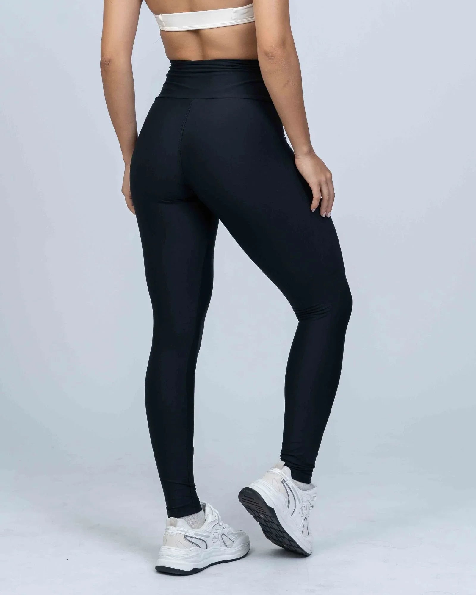 Calça Legging Slim Preta compressão sem empina bumbum - Maré Maria moda fitness