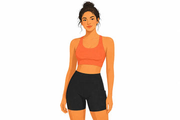 Mulher sorrindo, usando short fitness feminino preto com bolso lateral, em um fundo branco.