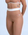 Calça Fitness Duo Mocha Mousse com Off White c/ empina