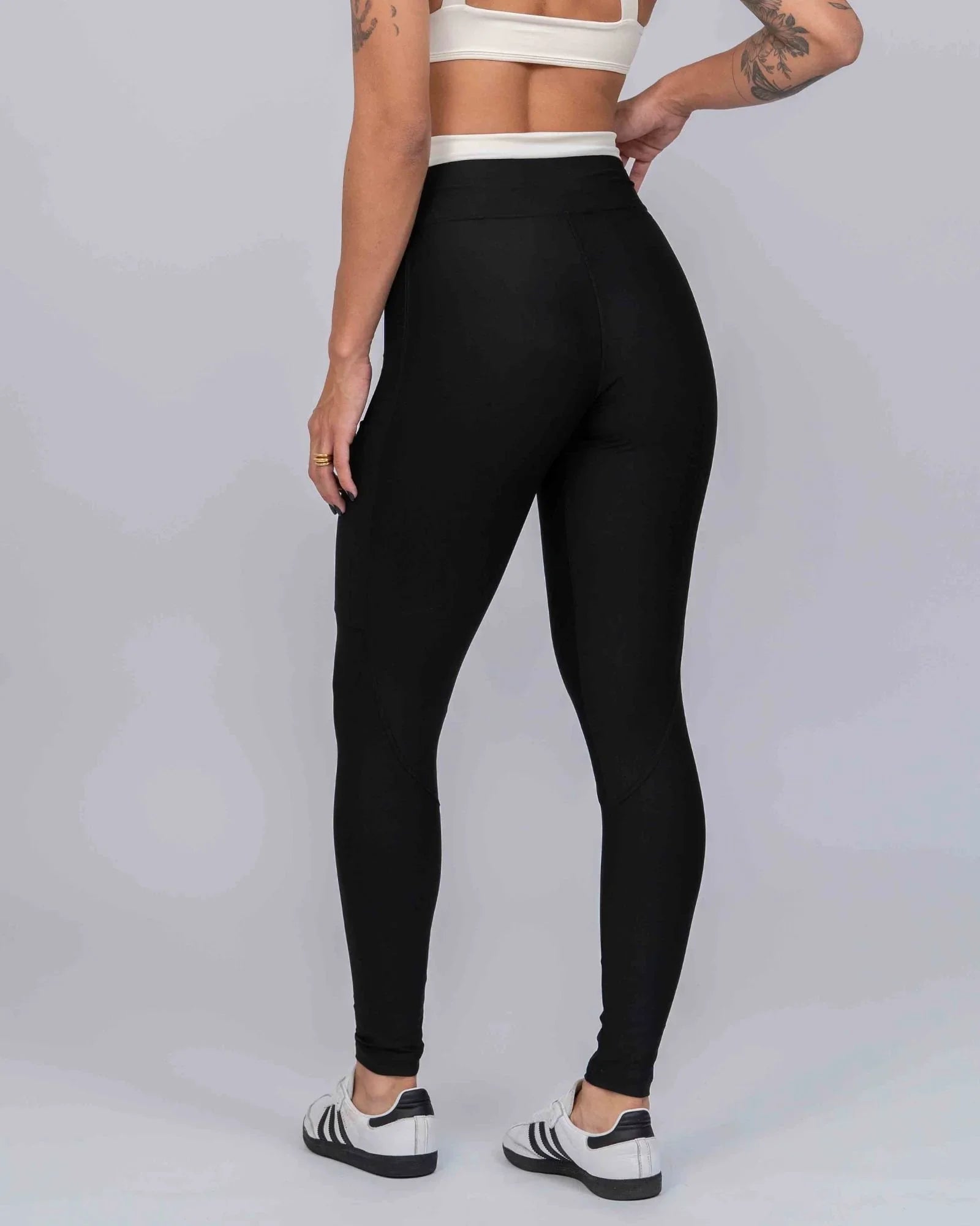 Calça Classic Duo Super Black com Off White Compressão com bolso - Maré Maria moda fitness