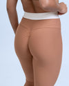 Calça legging fitness Duo Mocha Mousse com Off White empina