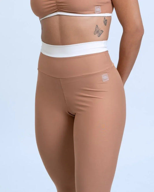 Calça legging fitness Duo Mocha Mousse com Off White empina - Maré Maria moda fitness