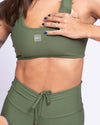 Top Fitness Basic Verde Militar com compressão