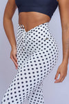 Calça Legging fitness Slim Branca com poá preta empina bumbum