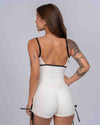 Macaquinho New Pérola Duo Off White com Super Black empina