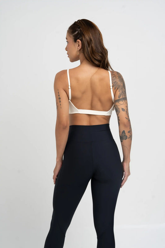 Calça legging preta para academia vista lateral