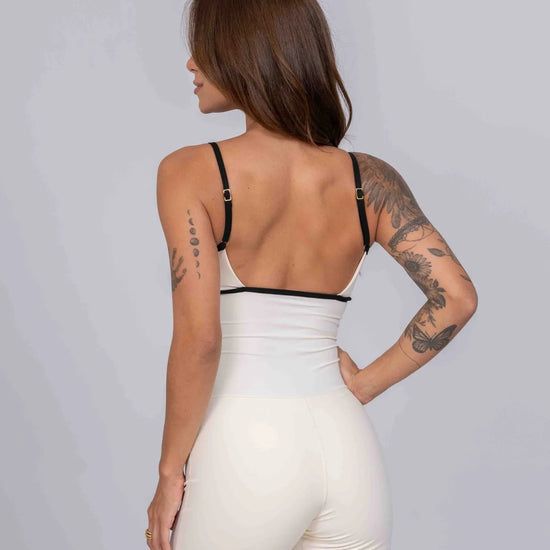 Macaquinho Fitness Mood Off White com Super Black compressão - Maré Maria moda fitness
