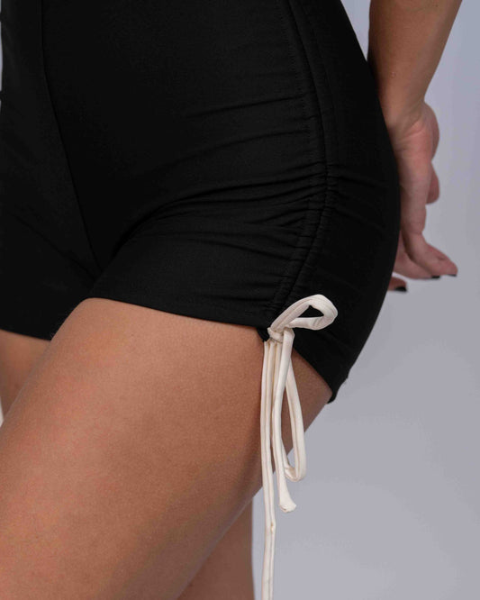 Macaquinho Fitness Pérola Super Black e viés Off White empina bumbum