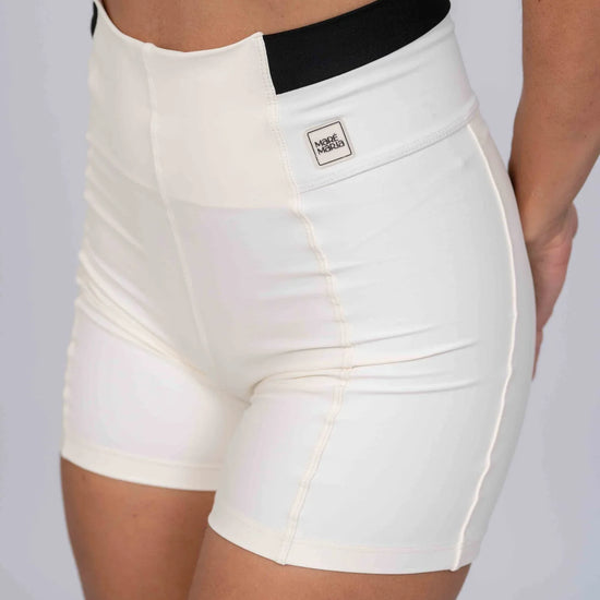 Short Fitness Classic Duo Off White com Super Black compressão sem empina bumbum - Maré Maria moda fitness