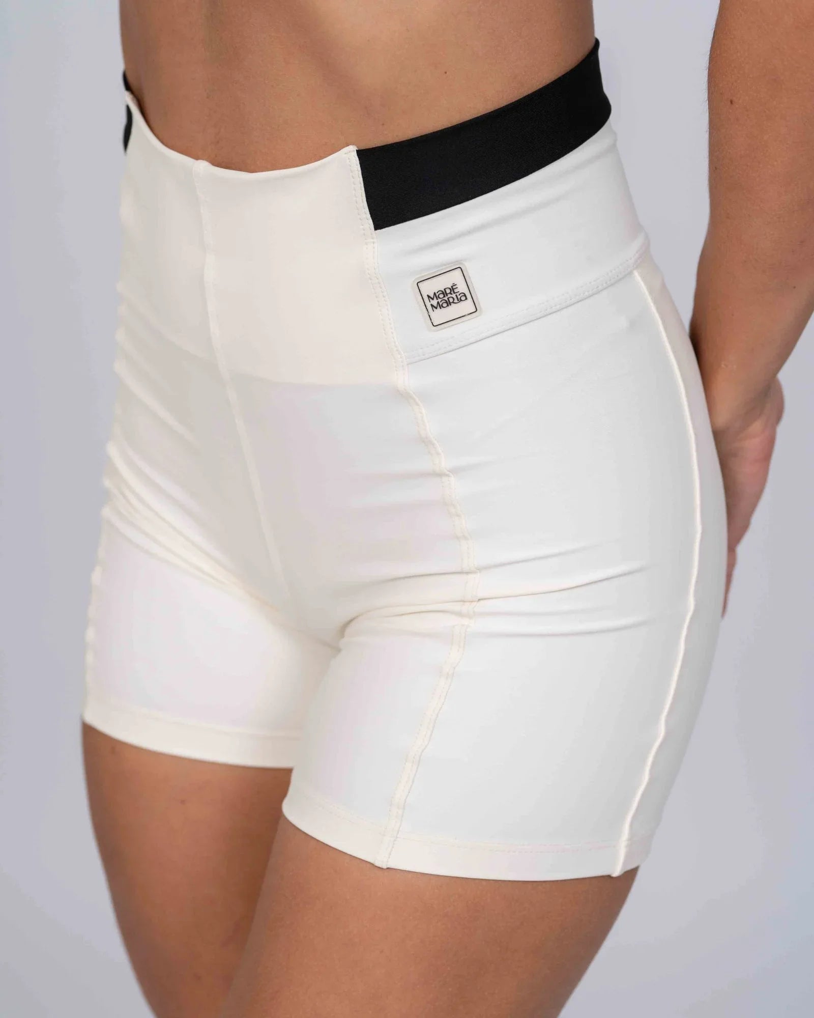 Short Fitness Classic Duo Off White com Super Black compressão sem empina bumbum - Maré Maria moda fitness