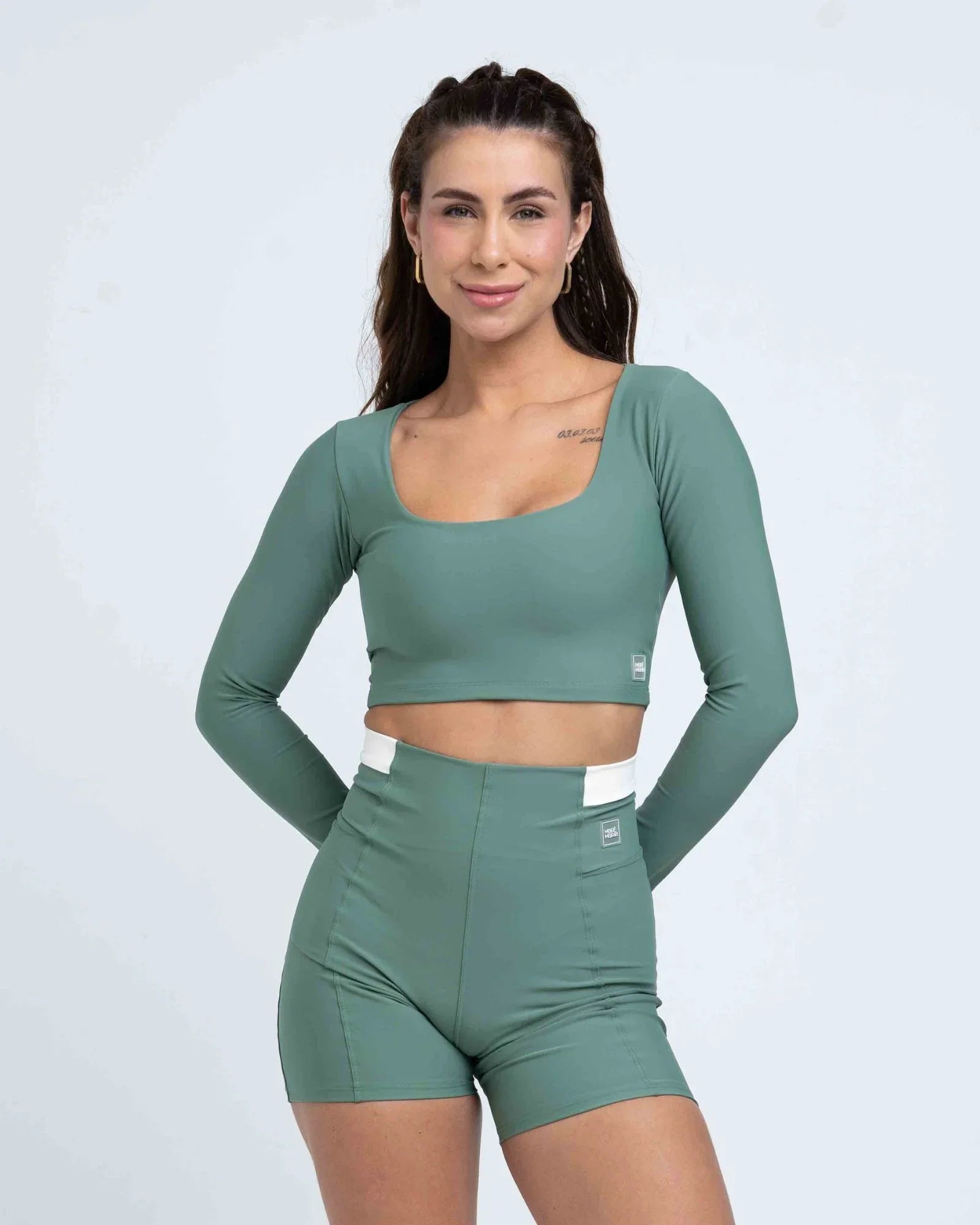 Short Classic Duo Verde Eucalipto com Off White compressão - Maré Maria moda fitness