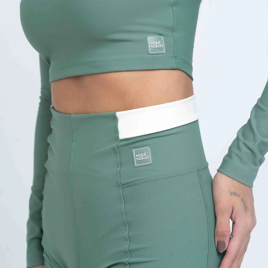Short Classic Duo Verde Eucalipto com Off White compressão - Maré Maria moda fitness