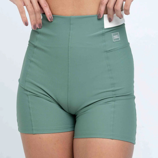 Short Classic Duo Verde Eucalipto com Off White compressão - Maré Maria moda fitness