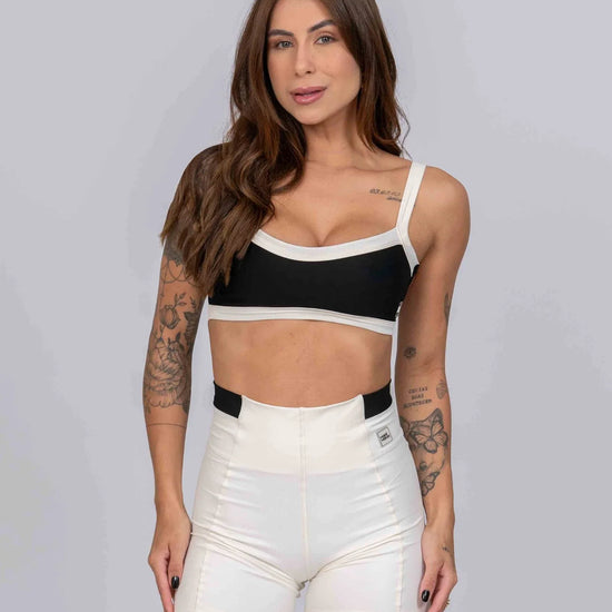 Short Fitness Classic Duo Off White com Super Black compressão sem empina bumbum - Maré Maria moda fitness