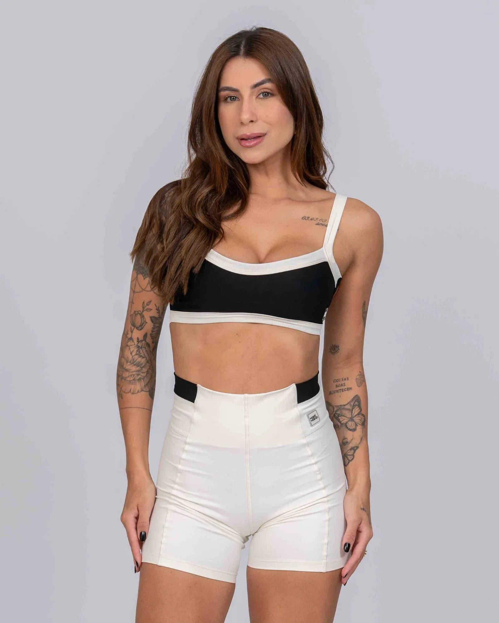 Short Fitness Classic Duo Off White com Super Black compressão sem empina bumbum - Maré Maria moda fitness
