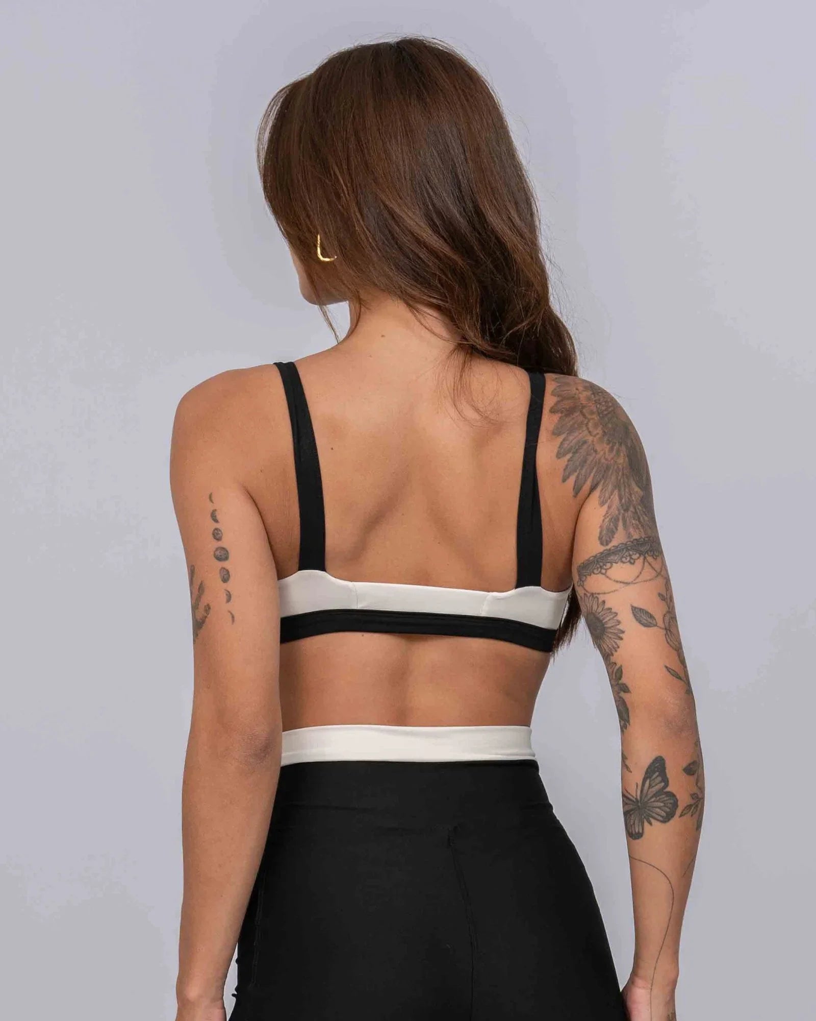 Top Fitness Flow Duo Off White com Super Black - Maré Maria moda fitness