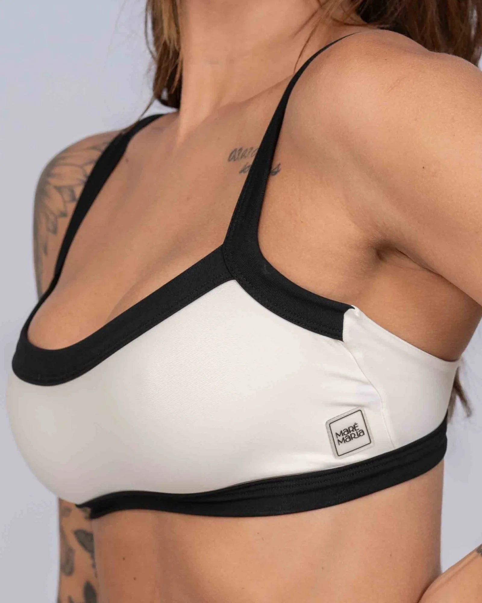 Top Fitness Flow Duo Off White com Super Black - Maré Maria moda fitness