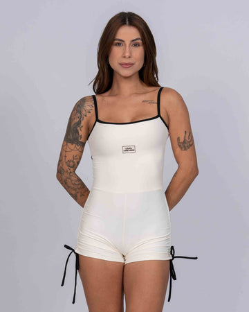 Macaquinho New Pérola Duo Off White com Super Black empina