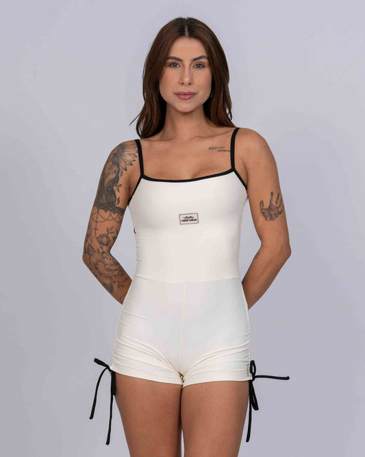Macaquinho New Pérola Duo Off White com Super Black empina