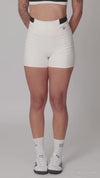 Short Fitness Classic Duo Off White com Super Black compressão sem empina bumbum